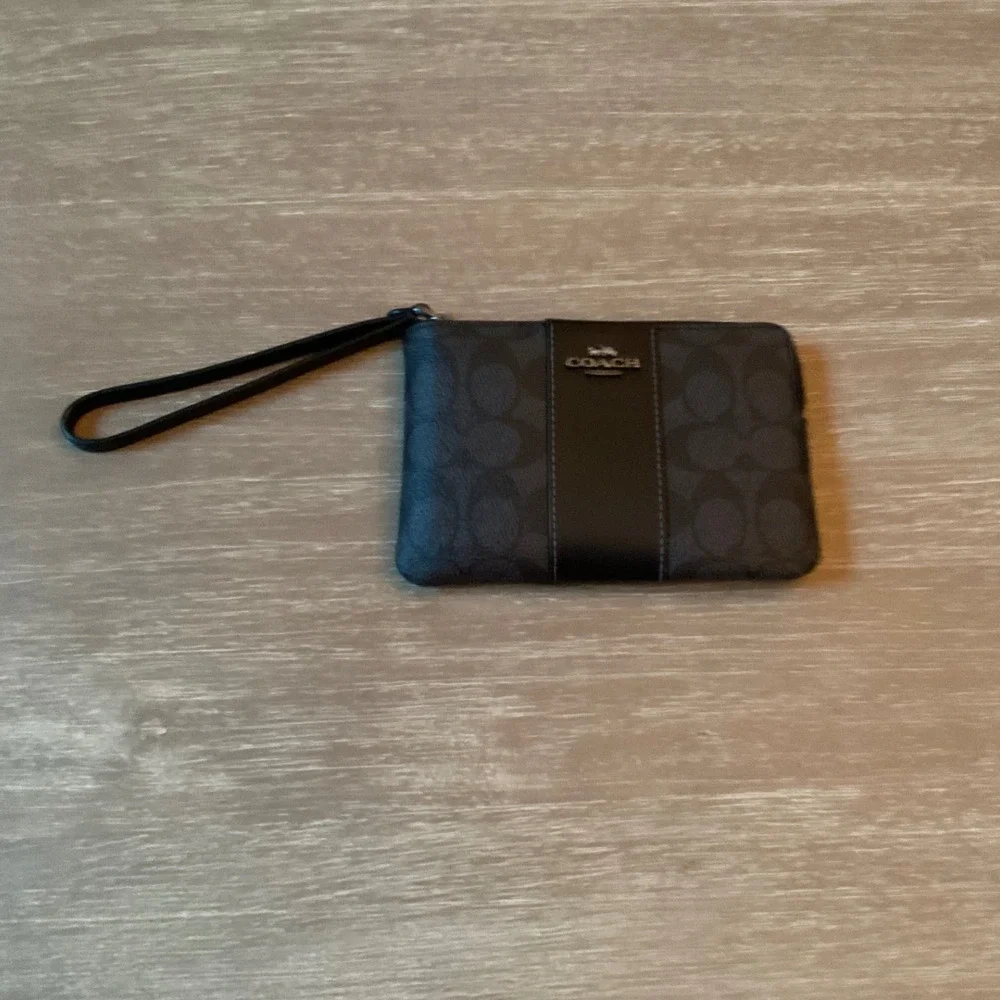 Coach corner zip
